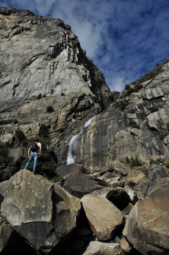 Chegando à cachoeira de Wapama, no Yosemite National Park, na Califórnia, nos Estados Unidos